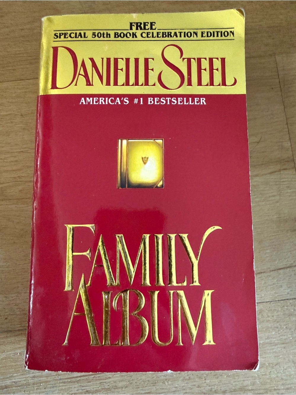 📚3 for $12📚Danielle Steel "Family Album" Paperback - Red & Gold